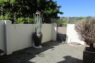 Townhouse For Rent in Beacon Bay, East London